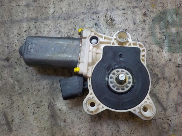 A2118203042 Motor del elevalunas de la puerta delantera derecha  en stock Sabadell