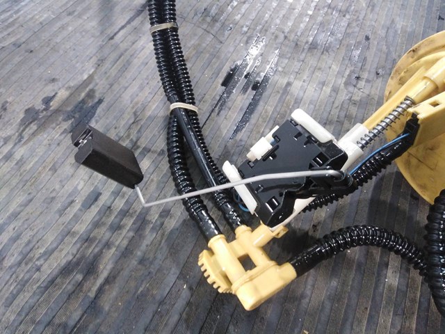 MERCEDES A2124700794 Sensor de nivel de combustible izquierdo  en stock Terrassa