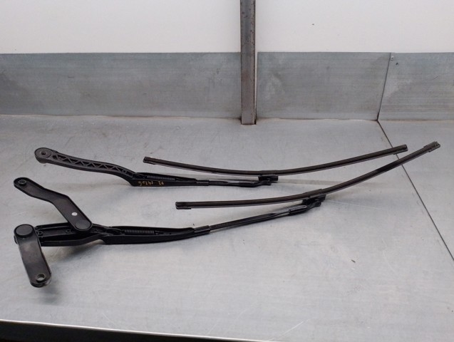 A2128200944 Brazo del limpiaparabrisas  en stock Sabadell