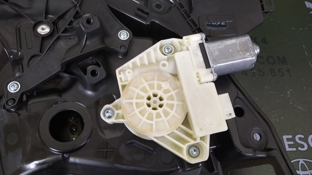 A2139069901 MERCEDES Motor del elevalunas de la puerta delantera izquierda  disponible Alicante