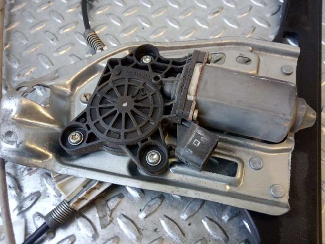 A2208204542 Motor del elevalunas de la puerta delantera izquierda  disponible Utrera