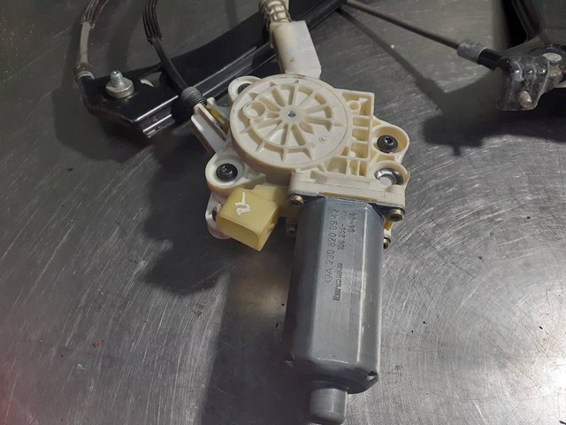 A2308200942 Motor del elevalunas de la puerta delantera izquierda  disponible Utrera