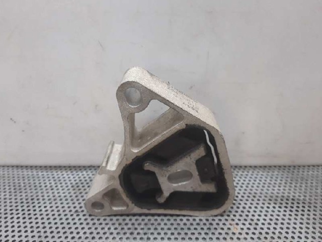 A2462400809 Soporte superior derecho del motor  disponible Utrera