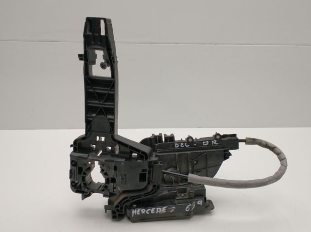 MERCEDES A4477200235 Cerradura de puerta delantera derecha  en stock Terrassa