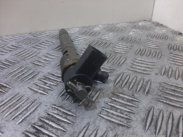 A6110700987 Inyector de combustible  disponible Utrera