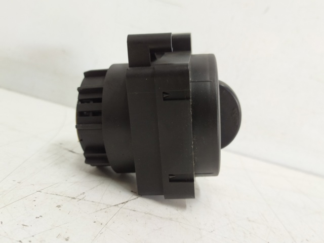 A9065450704 MERCEDES Interruptor de luces en el tablero  disponible Ourense