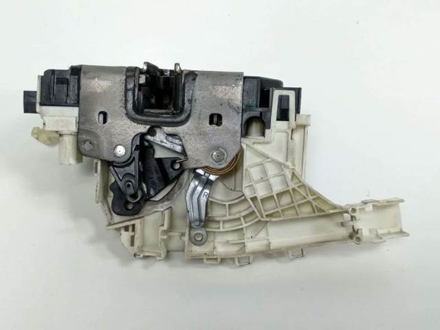 A9067201835 MERCEDES Cerradura de puerta delantera derecha  en stock Córdoba
