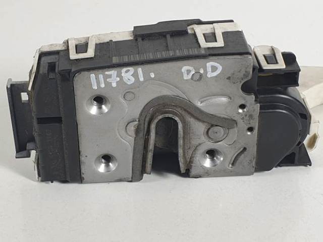 A9067201835 Cerradura de puerta delantera derecha  disponible Utrera