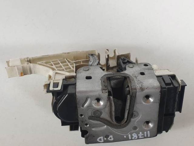 MERCEDES A9067201835 Cerradura de puerta delantera derecha  disponible España