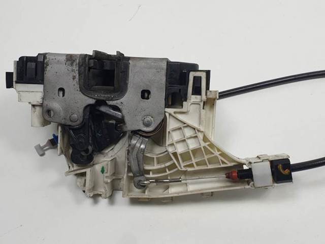 MERCEDES A9067201835 Cerradura de puerta delantera derecha  en stock Salamanca