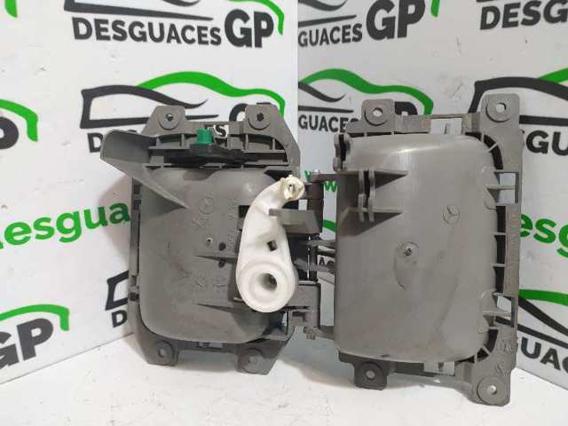 A9067600061 MERCEDES Manija interior derecha de puerta trasera batiente  en stock Gandía