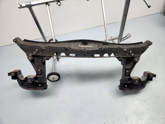A9068800403 MERCEDES Panel de soporte del radiador y montaje de faros  comprar en Oviedo