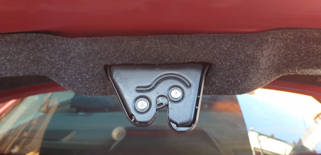 Cerradura de puerta de maletero BHY15682XA Mazda