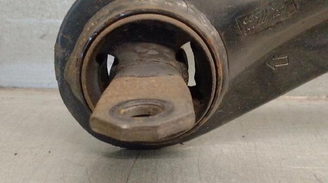 BP4K28200J Brazo longitudinal inferior derecho de la suspensión trasera  comprar en Zaragoza