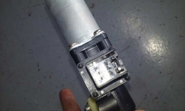 D6515858X MAZDA Motor del elevalunas de la puerta delantera derecha  disponible Vigo