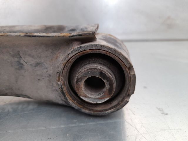 Trapecio de suspensión delantera, superior izquierda E45252S686 NISSAN