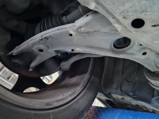 Brazo inferior derecho de la suspensión delantera EH6434300 MAZDA