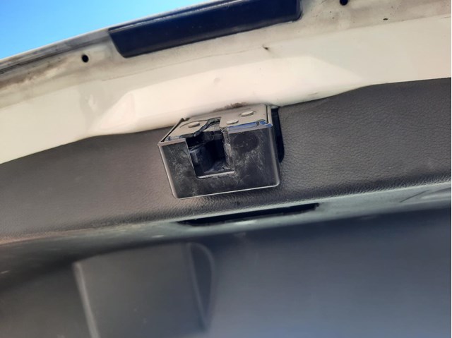 Cerradura de puerta de maletero G22C56820A Mazda