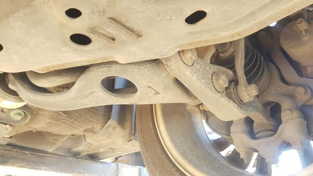 Brazo inferior izquierdo de la suspensión delantera GS1D34350L MAZDA