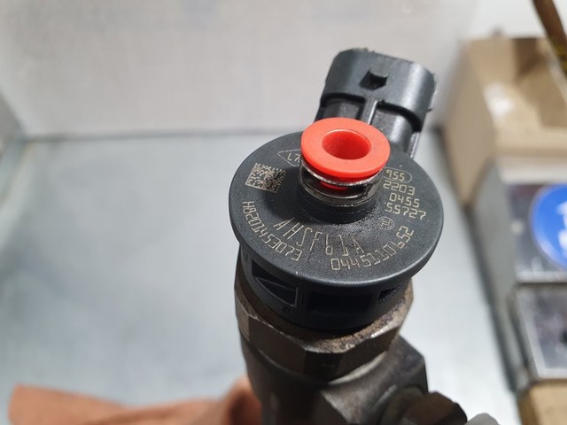 H8201453073 RENAULT Inyector  en stock Huelva