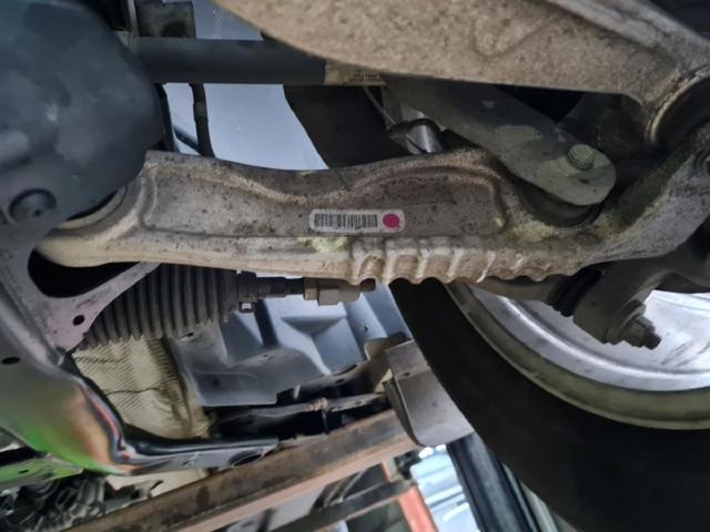 Brazo inferior izquierdo de la suspensión delantera HK833C255AD JAGUAR