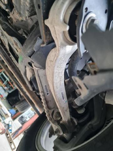 JAGUAR HK833C256AD Brazo inferior izquierdo/derecho de suspensión delantera  en stock Valencia