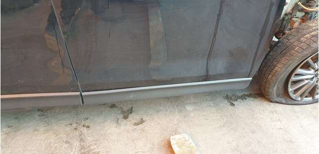 Moldura de la puerta delantera derecha KB7W51RA0E Mazda
