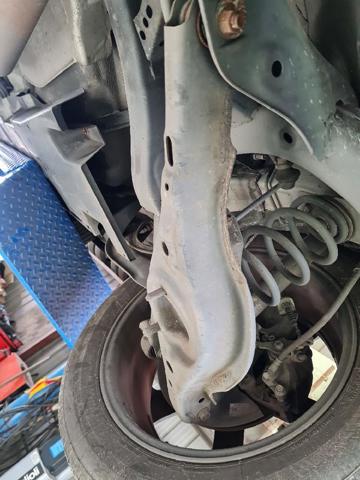 KD3528300 Brazo de suspensión trasero inferior derecho  en stock Granada