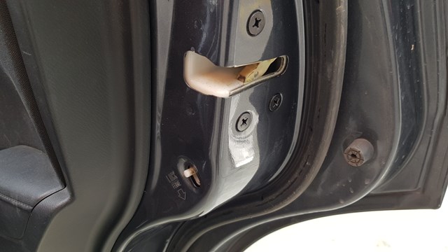 Cerradura de puerta trasera derecha KD5372310 Mazda