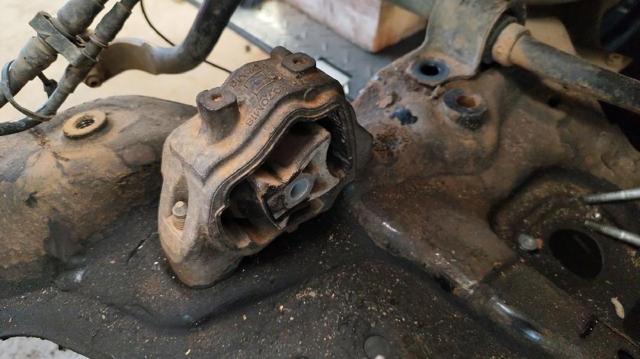 Soporte inferior del motor LR011835 LAND ROVER