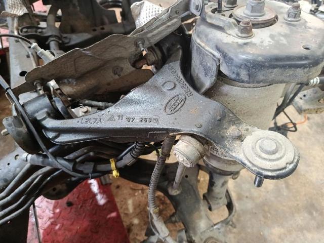 Brazo superior derecho de la suspensión delantera LR051617 LAND ROVER