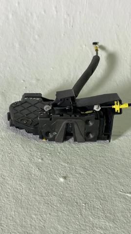 LR071636 Cerradura de puerta delantera izquierda  disponible Utrera