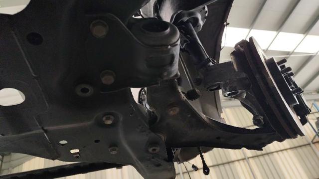 Brazo inferior izquierdo de la suspensión delantera LR126119 LAND ROVER
