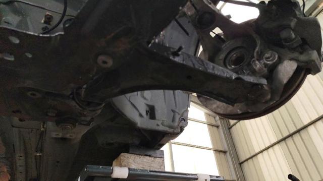 Brazo inferior izquierdo de la suspensión delantera LR126119 LAND ROVER