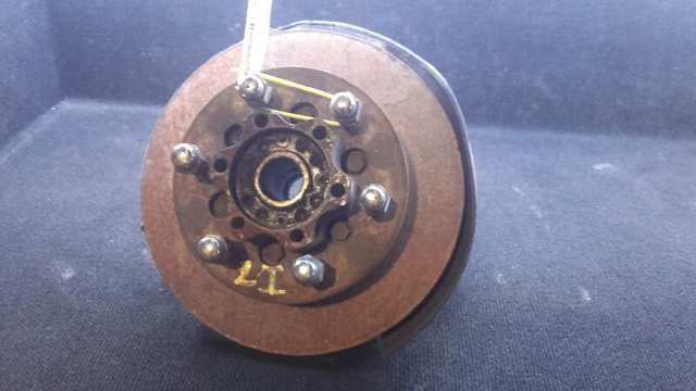 Muñón del eje, soporte de rueda, delantero derecho MR112988 MITSUBISHI