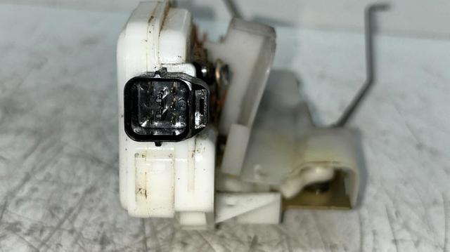 Cerradura de puerta delantera izquierda Mitsubishi Pajero K90