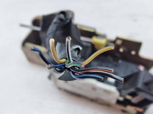 YC1AV21812CH Cerradura de puerta delantera derecha  comprar en Reus