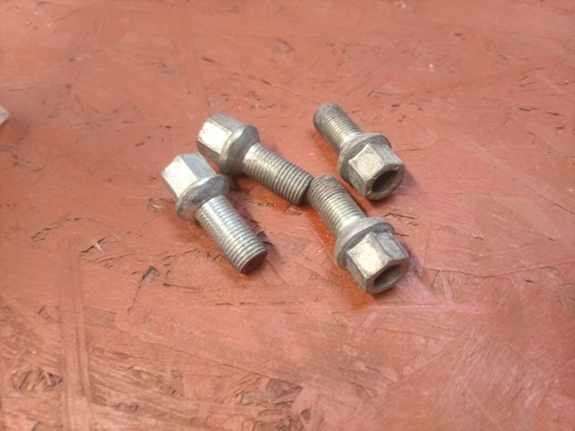 VAG WHT002437 Tornillo de rueda comprar Barcelona