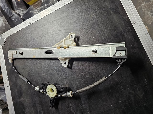 Mecanismo de elevalunas de la puerta trasera izquierda KB7W73590 Mazda