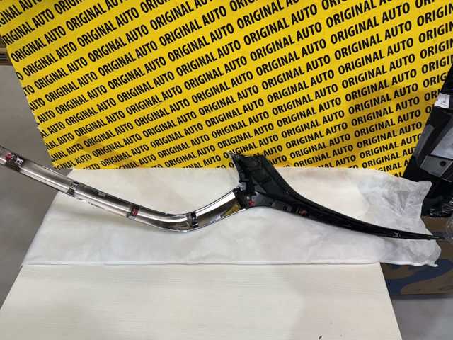 BCKA507J0C Mazda Moldura derecha de la parrilla del radiador