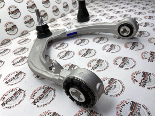 Brazo superior derecho de la suspensión delantera 32424508 Volvo