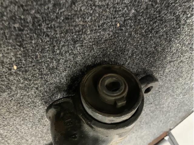 Brazo inferior derecho de la suspensión delantera KB7W34300H Mazda
