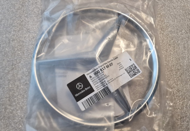 Emblema de la rejilla Mercedes A0008176007