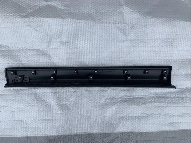 Moldura de puerta delantera derecha KB7W51RA0E Mazda