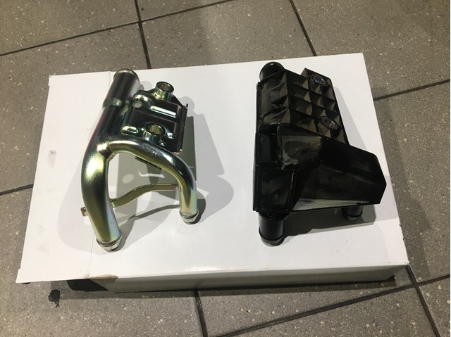 Brida del sistema de refrigeración (triple unión) SH2015290A Mazda