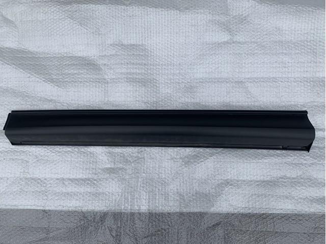 Moldura de puerta delantera izquierda KB7W51RB0E Mazda