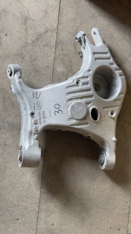 Brazo inferior izquierdo de la suspensión trasera Land Rover LR098944 precio, desde 191,66 EUR
