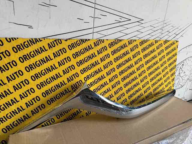 Moldura derecha de la parrilla del radiador KB8A507J1B Mazda