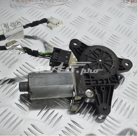Motor del elevalunas de la puerta delantera derecha 0130821940 Mercedes