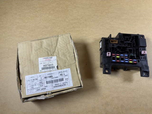 Caja de fusibles trasera interior 8637A825 Mitsubishi